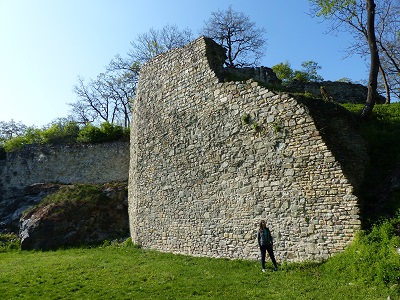 Frau vor den Mauern der Burgruine Rötelstein