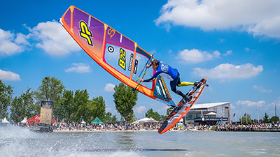 Windsurfer macht einen Trick in der Luft