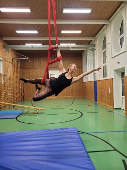Sabrina Farkas übt in Turnsaal einhändige Figur am Aerial Hammock