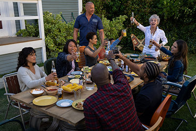 Letty (Michelle Rodriguez), Han (Sung Kang), Ramsey (Nathalie Emmanuel), Dom (Vin Diesel), Little Brian (Leo Abelo Perry), Abuelita (Rita Moreno), Mia (Jordana Brewster), Tej (Chris ‘Ludacris’ Bridges und Roman (Tyrese Gibson) beim Familien-BBQ.