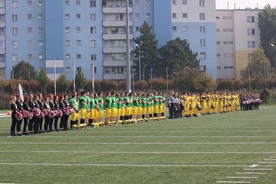 Die Football-Mannschaften der Boku Bees und MedUni Serpents stehen bei einem ACSL-Spiel im Footballzentrum Ravelinstraße am Feld in einer Reihe