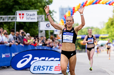 Julia Mayer im Zieleinlauf beim Österreichischen Frauenlauf