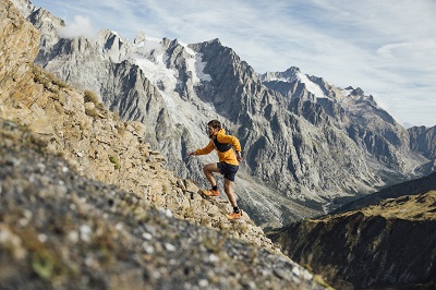 Florian Grasel läuft steiles, steiniges Gelädne hinauf