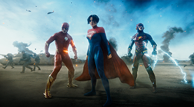 Ezra Miller als The Flash und Sasha Calle als Supergirl.