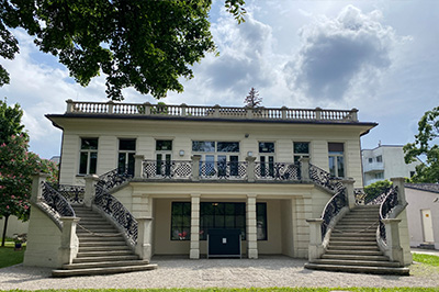 Villa von außen mit Stiegen