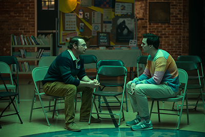 Brandon Scott Jones als Therapieleiter Mark und Nicholas Hoult als Renfield in einer Sitzung.