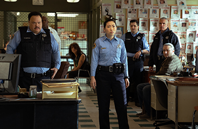 Awkwafina als Polizistin Rebecca Quincy auf der Polizeistation.