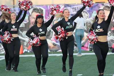 Die Cheerleader der ACSL laufen auf das Spielfeld