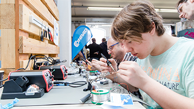 Zwei Männer mit Lötkolben auf der Maker Faire