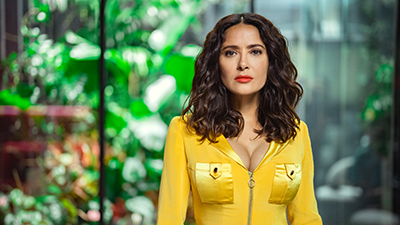 Salma Hayek in einem gelben Overall