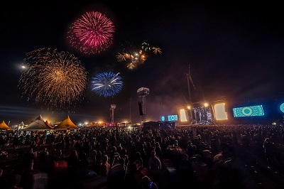 Feuerwerk über den Bühnen und dem Gelände vom Nova Rock