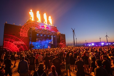 Red Bull Stage Rundblick mit Bühne und Zusehern am Gelände des Nova Rock Festivals