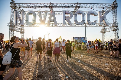 Die metallerne Nova Rock Eingangskonstruktion mit Publikum
