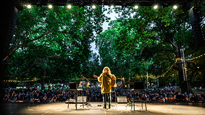 Frau steht vor dem Publikum auf der Bühne bei Theater im Park