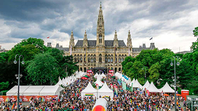 Menschenmenge vor dem Wiener Rathaus nach der Regenbogenparade