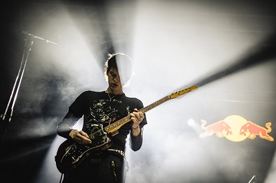 Gitarrist Alex von den Leftovers spielt auf der Red Bull Stage