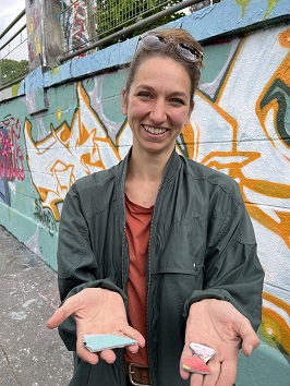 Cornelia Voglmayr alias Birdy am Donaukanal mit Scherben aus Graffiti Wänden aus denen sie Schmuck herstellt.