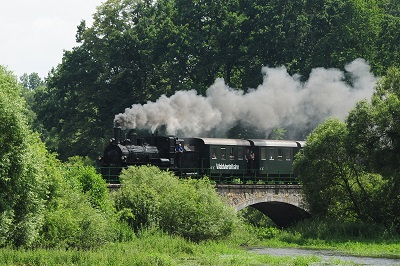 Die Dampflok der Waldviertelbahn fährt über eine Brücke