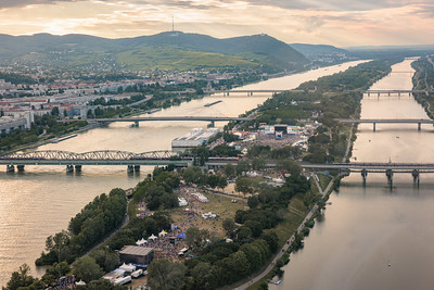 Aufnahme von oben über die Donauinselfest-Bühnen entlang der Donauinsel