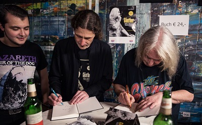 Günther Holtschik und Andi Appel mit Fan beim signieren ihres Buches Günther. Giftler, Gammler, Plattensammler in der Arena