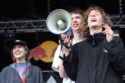 Leonid, Alex und Anna von den Leftovers mit Megaphone und Tschick in der Hand beim Stimmung machen trotz Technik Panne beim Nova Rock