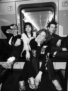 Die vier Musiker der Band Leftovers sitzen in der Wiener U-Bahn