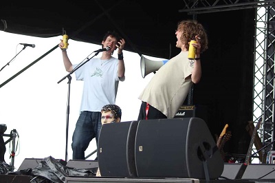 Alex und Leonid von den Leftovers mit Bier und Megaphone nach der technischen Panne beim Nova Rock