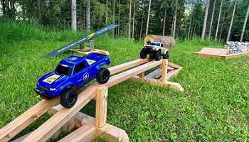 Offroad Modellautos fahren über Hindernissteg auf der Gemeindealpe