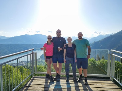 Vier Erwachsene auf Aussichtsplattform über dem Millstätter See