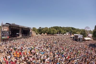 Drohnenaufnahme von Stage und den Publikumsmassen am Woodstock der Blasmusik