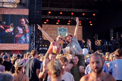 jubelnde Fans am Woodstock der Blasmusik