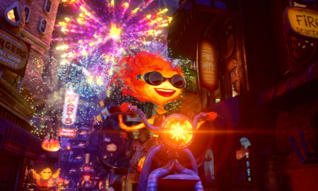 Ein Still aus dem neuen Pixarfilm Elemental. Die Hauptfigur des Films, Feuerfrau Ember, fährt auf einem Moped.
