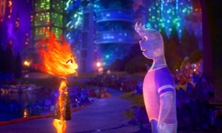 Ein Still aus dem neuen Pixarfilm Elemental. Die Hauptfigur des Films Wassermann Wade und Feuerfrau Ember stehen an einem Fluss.