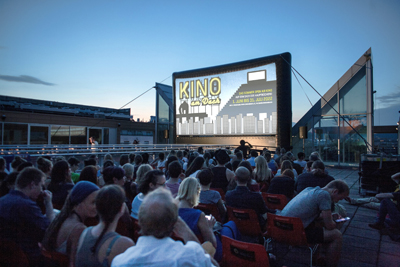 Ein Publikum vor der Leinwand am Urban Loritz Platz