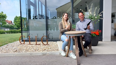 Miriam Usenik und Stefan Gilg vor dem Weinshop beim Weinkeller Gilg