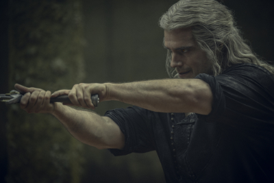 Geralt von Rivia mit einem Schwert in der Hand.