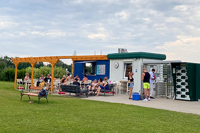 Kantine mit Tischen davor