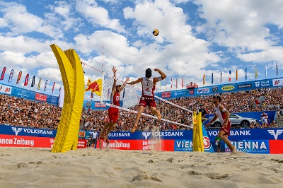 Spieler Jörg Mitter beim Beach Volleyball in Wien beim Smash am Netz