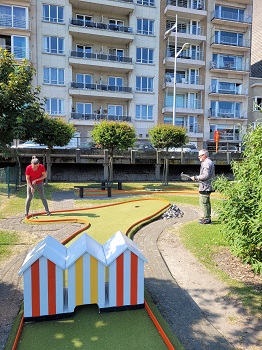 Minigolf Anlage mit Miniatur-Strandhütten als Hindernis