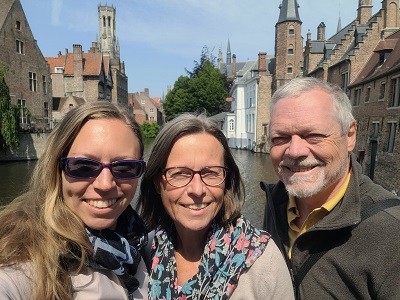 Drei lächelnde Personen in Brügge in Flandern