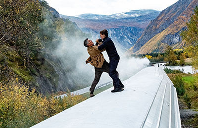 Tom Cruise als Ethan Hunt und Esai Morales als Gabriel auf dem Zug Richtung Innsbruck.