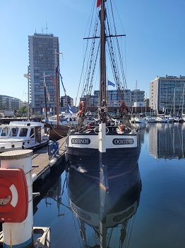Segelboot mit Oostende Aufschrift im Hafen in Flandernx