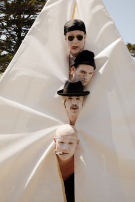 ie Red Hot Chili Peppers mit geschminkten weißen Gesichtern vor weißem Vorhang