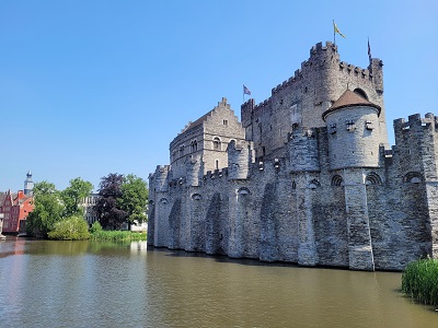 Von Wasser umgebene, alte Burg