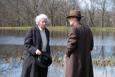 Oppenheimer unterhält sich mit Albert Einstein in einer Parkanlage