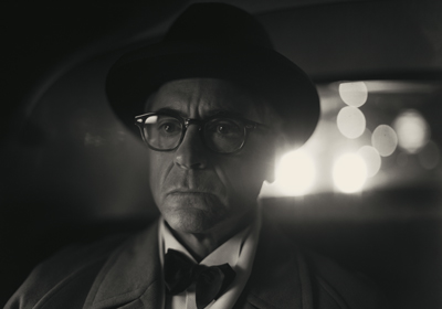 Eine Szene in Oppenheimer mit Robert Downey Jr. in Schwarz-Weiß