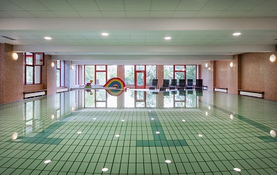 Das Becken im Indoor Schwimmbad im JUFA Hotel Sigmundsberg