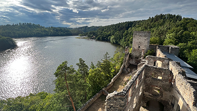 Blick auf den Stausee Dobra von der Ruine aus