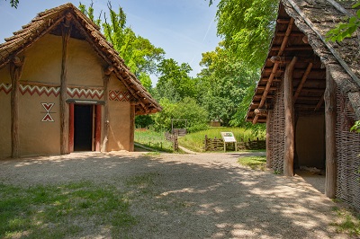 Hütten im Archäologischen Freigelände in Asparn