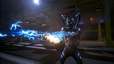 Xolo Maridueña als Blue Beetle schleudert Energieblaster.